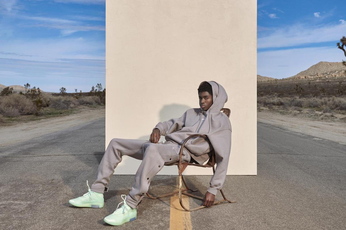 Nike et Fear of God dévoilent une nouvelle sneaker accompagnée d'une collection textile