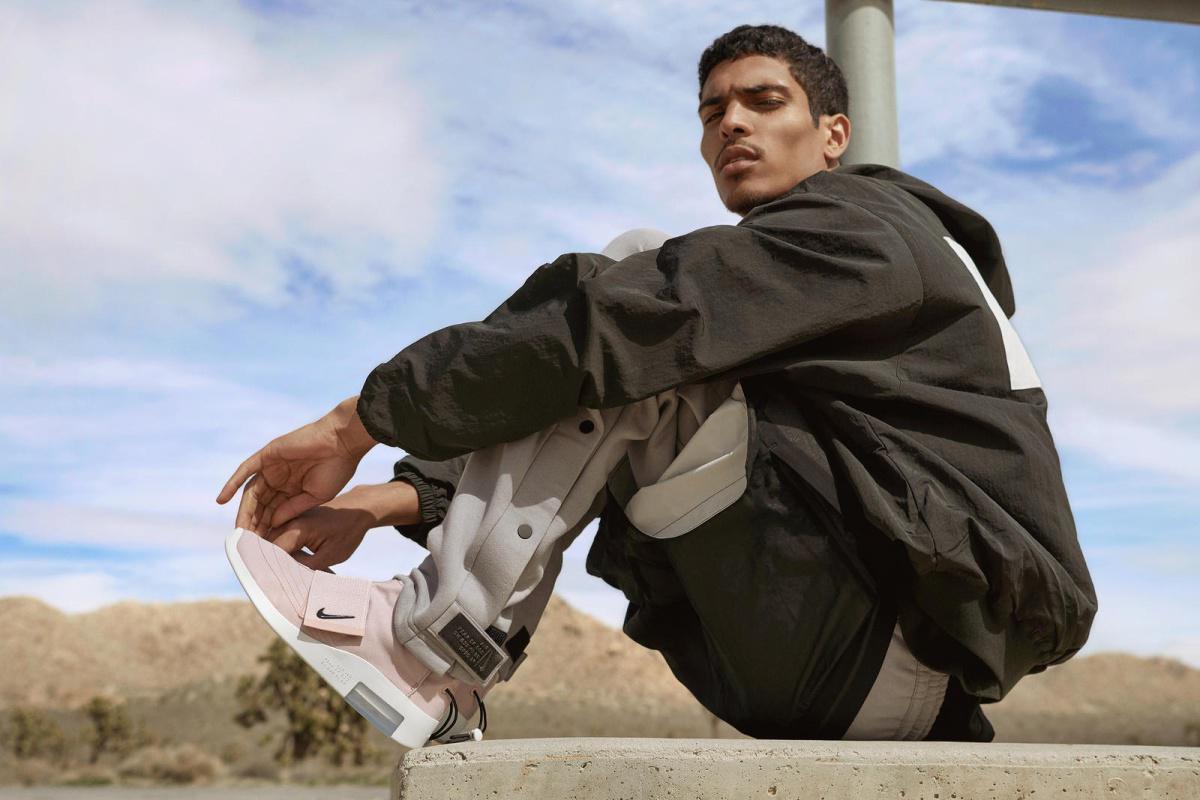 Nike et Fear of God dévoilent une nouvelle sneaker accompagnée d'une collection textile