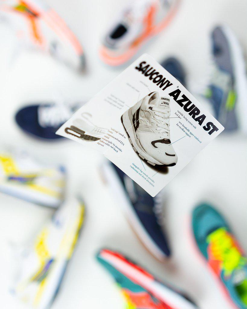 Saucony célèbre la vie nocturne de Tokyo avec l'Azura "Neo Tokyo". Saucony célèbre la vie nocturne de Tokyo avec l'Azura "Neo Tokyo".