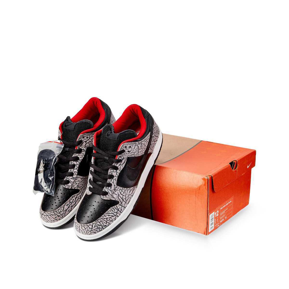 NIKE SB Dunk Low x Supreme Black Cement NIKE SB Dunk Low x Supreme Black Cement