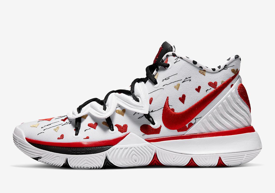 Sneaker Room et Kyrie Irving offrent un hommage émouvant aux mères avec la Nike Kyrie 5 "I Love You Mom".