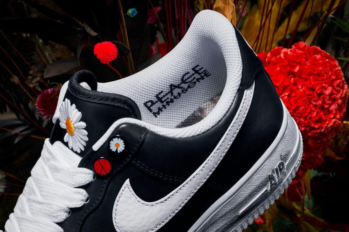 Coup d'oeil officiel sur la PEACEMINUSONE x Nike Air Force 1 "Para-Noise" de G-Dragon.