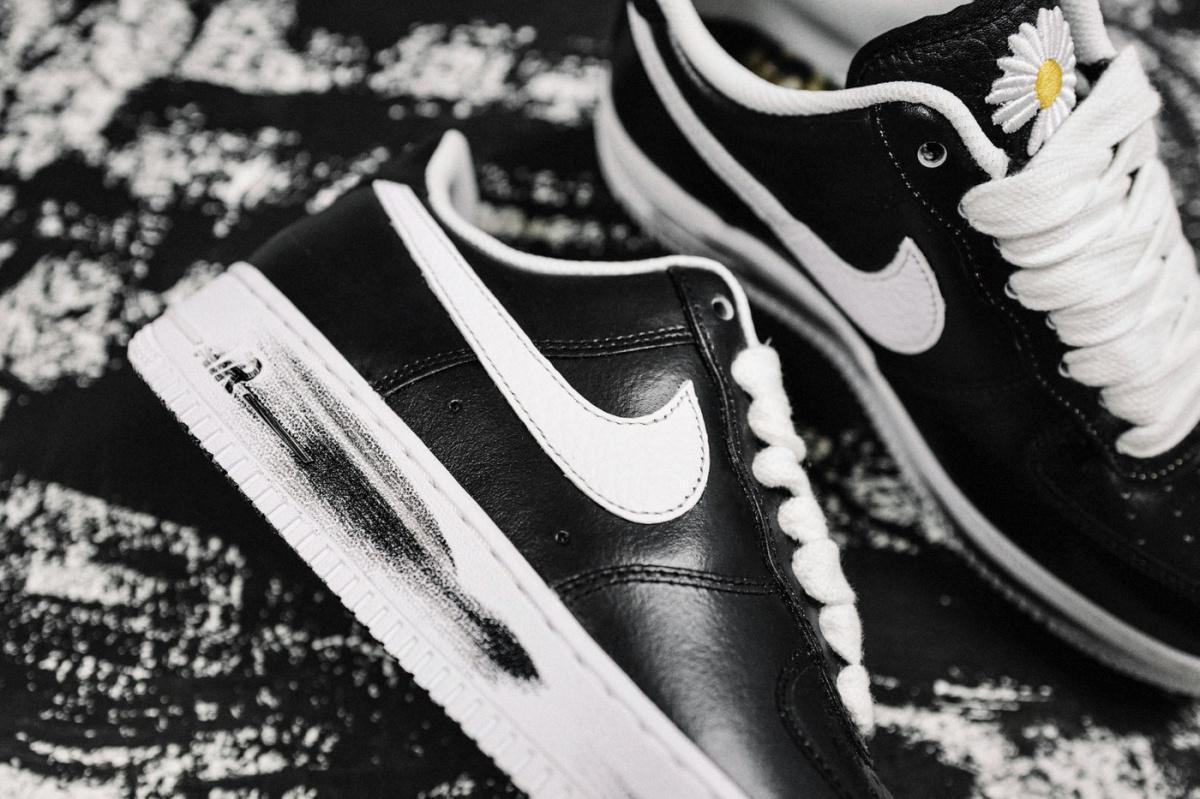 Regardons de plus près la G-Dragon PEACEMINUSONE x Nike Air Force 1 "Para-Noise". Regardons de plus près la G-Dragon PEACEMINUSONE x Nike Air Force 1 "Para-Noise".