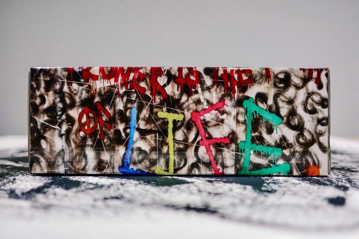 Regardons de plus près la G-Dragon PEACEMINUSONE x Nike Air Force 1 "Para-Noise". Regardons de plus près la G-Dragon PEACEMINUSONE x Nike Air Force 1 "Para-Noise".