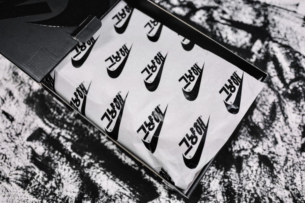 Regardons de plus près la G-Dragon PEACEMINUSONE x Nike Air Force 1 "Para-Noise".