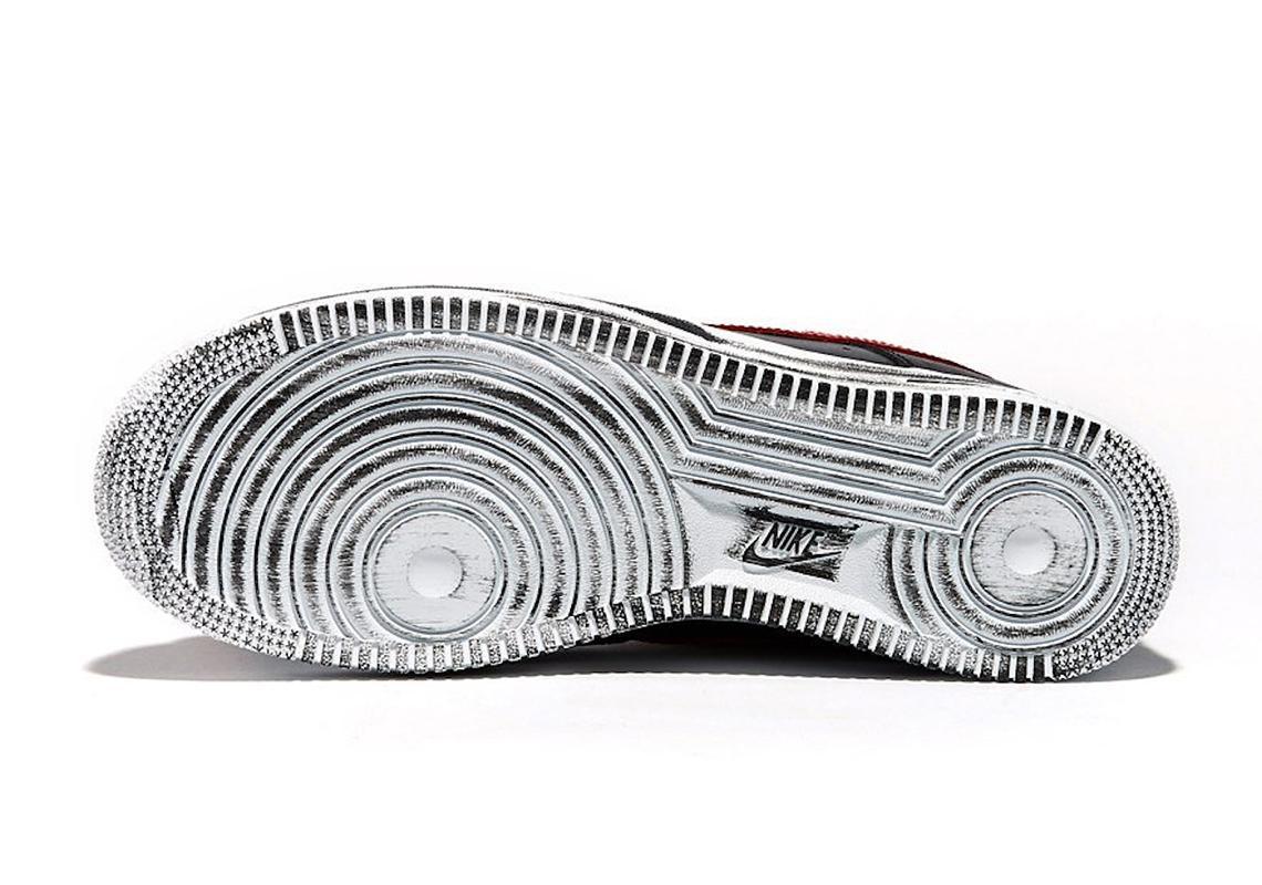 PEACEMINUSONE de G-Dragon dévoile en exclusivité Corée la Nike Air Force 1 avec le Swoosh Rouge PEACEMINUSONE de G-Dragon dévoile en exclusivité Corée la Nike Air Force 1 avec le Swoosh Rouge