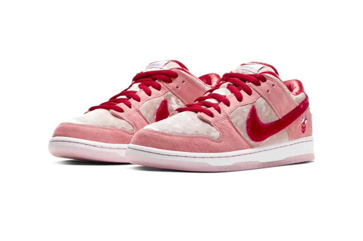 NIKE SB Dunk Low Strange Love NIKE SB Dunk Low Strange Love