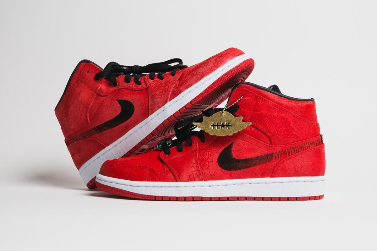  Air Jordan 1 Mid de CLOT apparaît dans une soie rouge vif