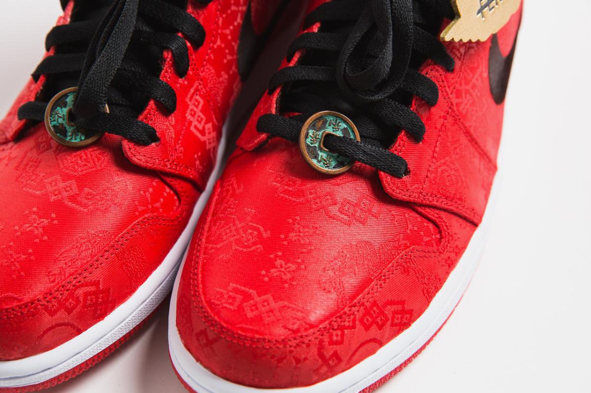  Air Jordan 1 Mid de CLOT apparaît dans une soie rouge vif