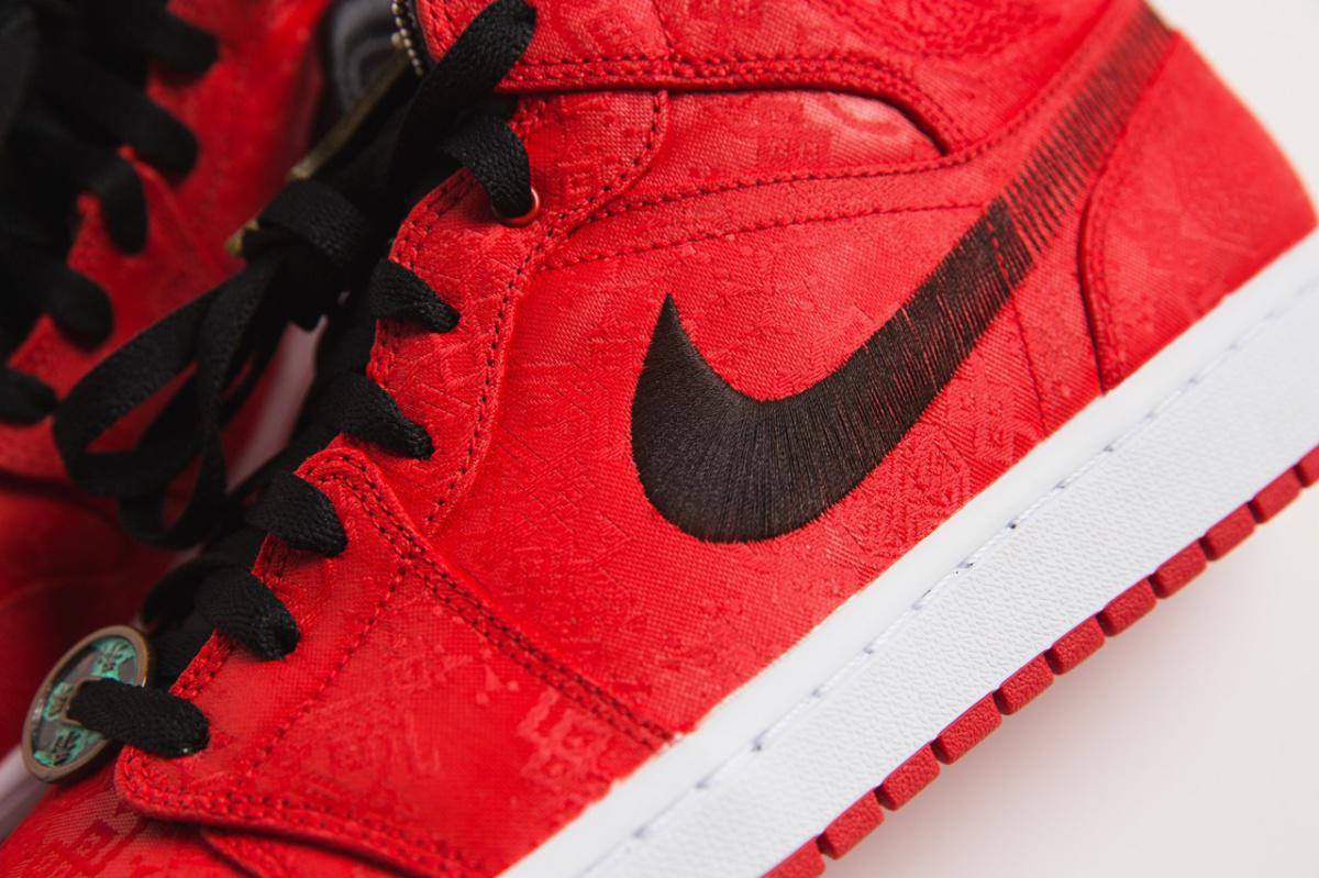  Air Jordan 1 Mid de CLOT apparaît dans une soie rouge vif