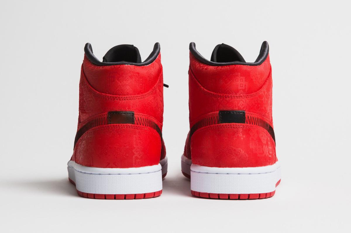  Air Jordan 1 Mid de CLOT apparaît dans une soie rouge vif
