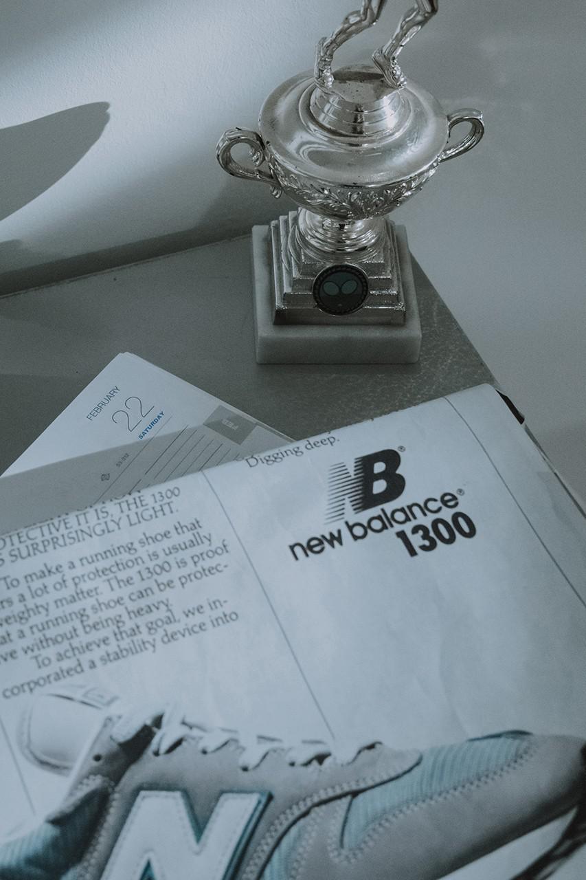 La prochaine 1300JP de New Balance à l'honneur dans un éditorial sur le thème des années 80 La prochaine 1300JP de New Balance à l'honneur dans un éditorial sur le thème des années 80