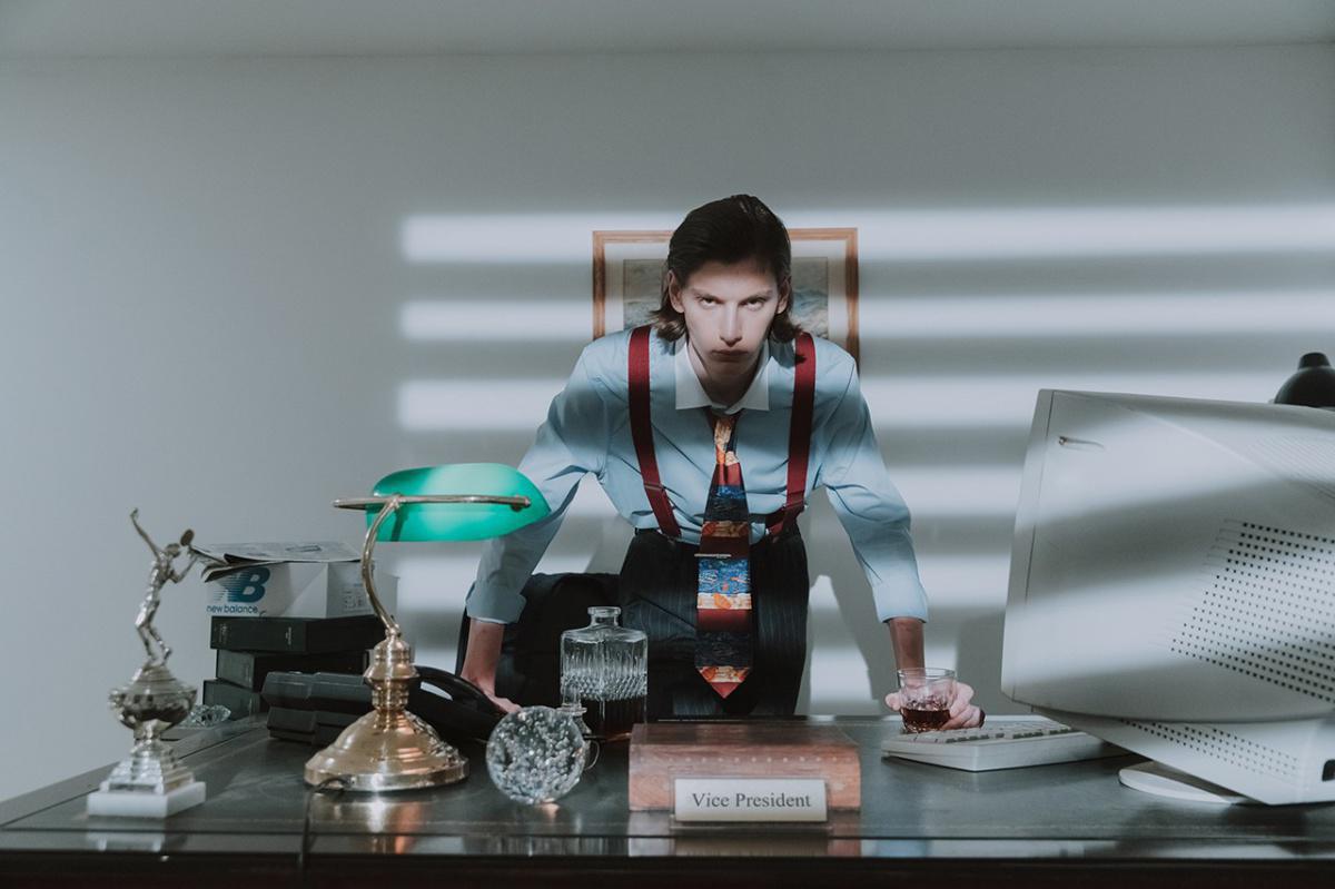 La prochaine 1300JP de New Balance à l'honneur dans un éditorial sur le thème des années 80 La prochaine 1300JP de New Balance à l'honneur dans un éditorial sur le thème des années 80