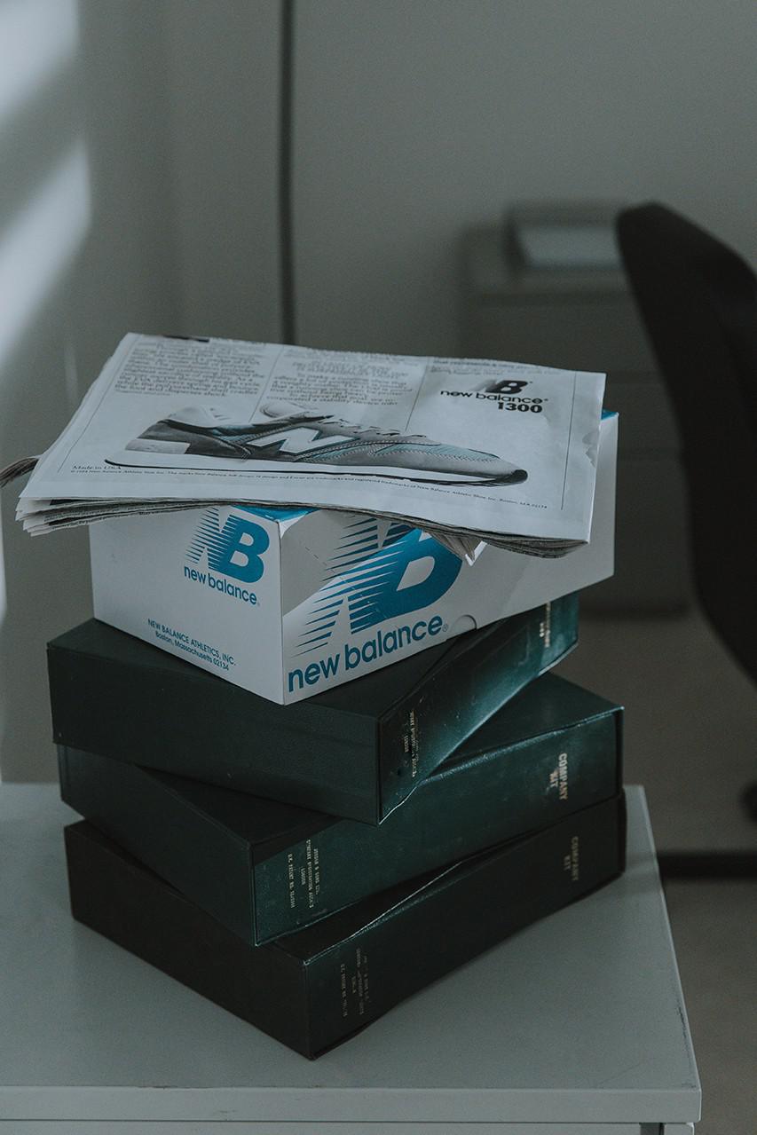 La prochaine 1300JP de New Balance à l'honneur dans un éditorial sur le thème des années 80 La prochaine 1300JP de New Balance à l'honneur dans un éditorial sur le thème des années 80