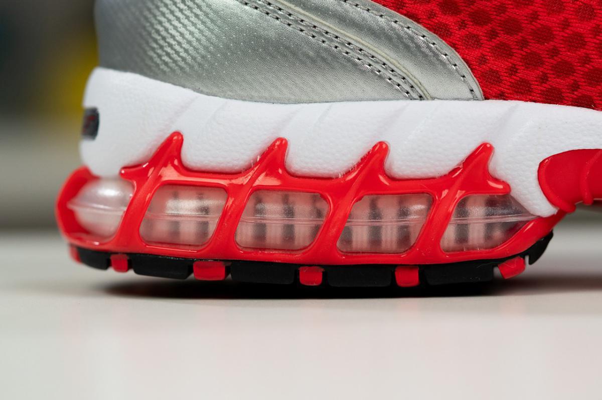 La Nike Air Zoom Spiridon fait surfaces dans des styles argentés