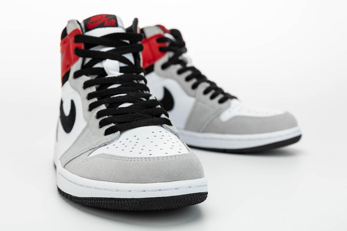 Air Jordan 1 Retro High OG "Light Smoke Grey"