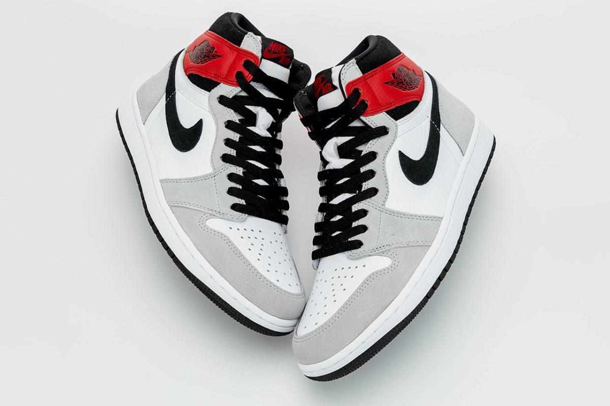 Air Jordan 1 Retro High OG "Light Smoke Grey"