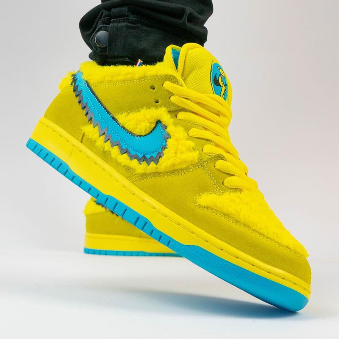 The Grateful Dead x Nike SB Dunk Low “Opti Yellow” The Grateful Dead x Nike SB Dunk Low “Opti Yellow”