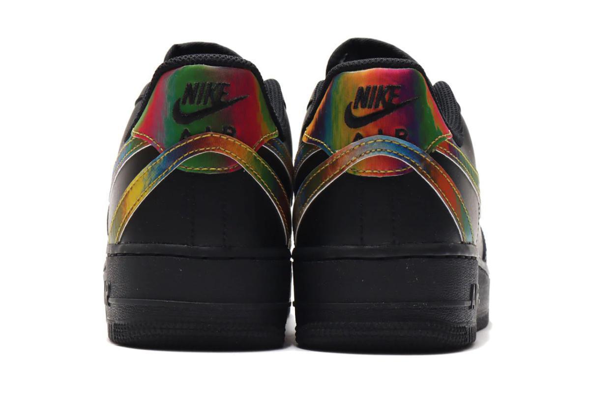 Nike couvre l'Air Force 1 avec des Swooshes Iridescent Nike couvre l'Air Force 1 avec des Swooshes Iridescent