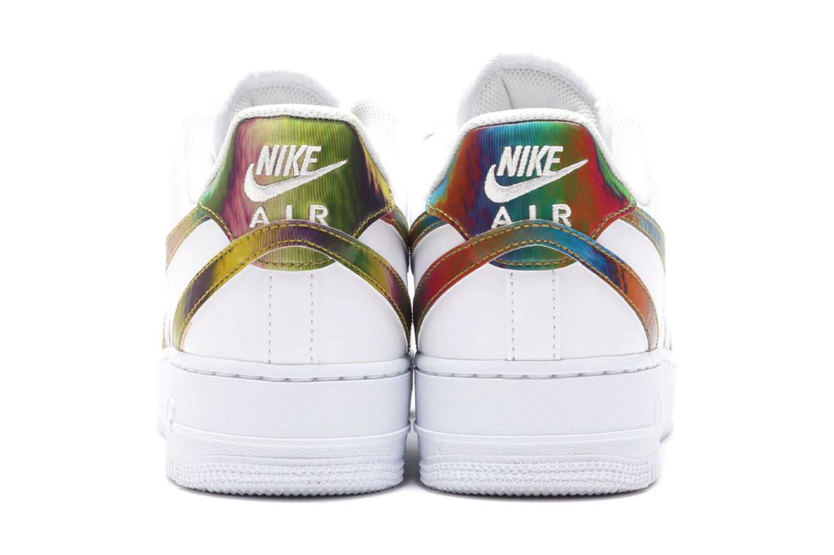 Nike couvre l'Air Force 1 avec des Swooshes Iridescent Nike couvre l'Air Force 1 avec des Swooshes Iridescent