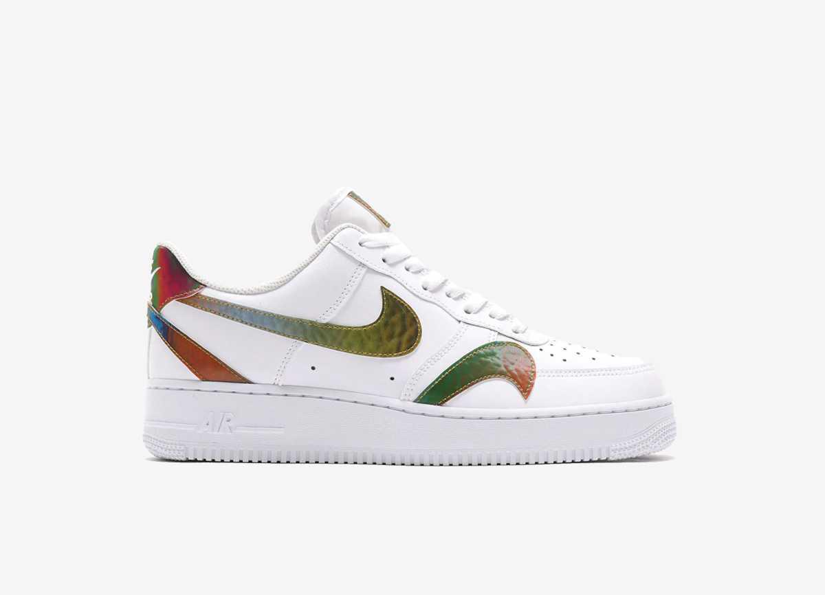 Nike couvre l'Air Force 1 avec des Swooshes Iridescent Nike couvre l'Air Force 1 avec des Swooshes Iridescent