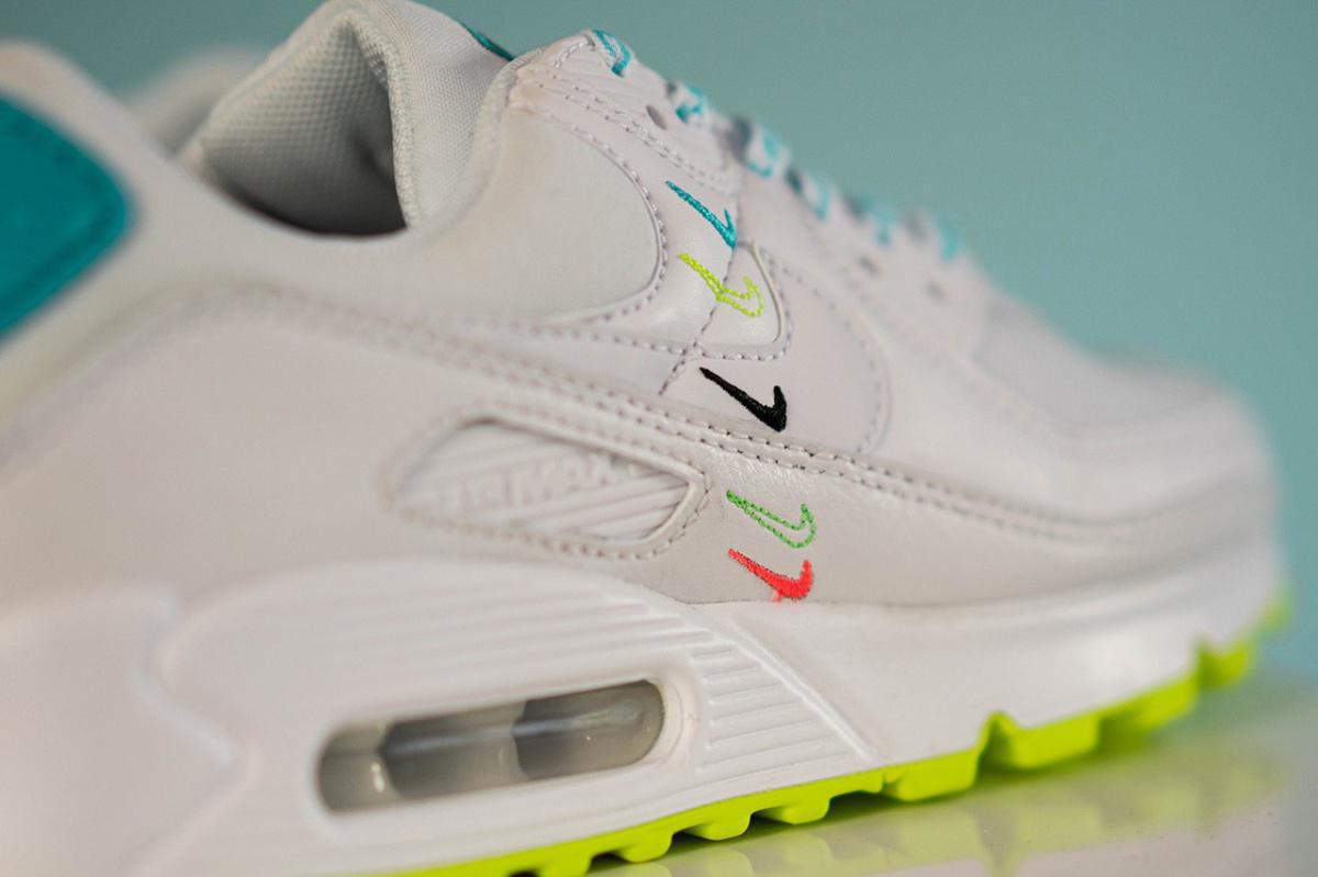 Mini Swooshes et couleurs vives pour la collection "Worldwide Pack" Mini Swooshes et couleurs vives pour la collection "Worldwide Pack"