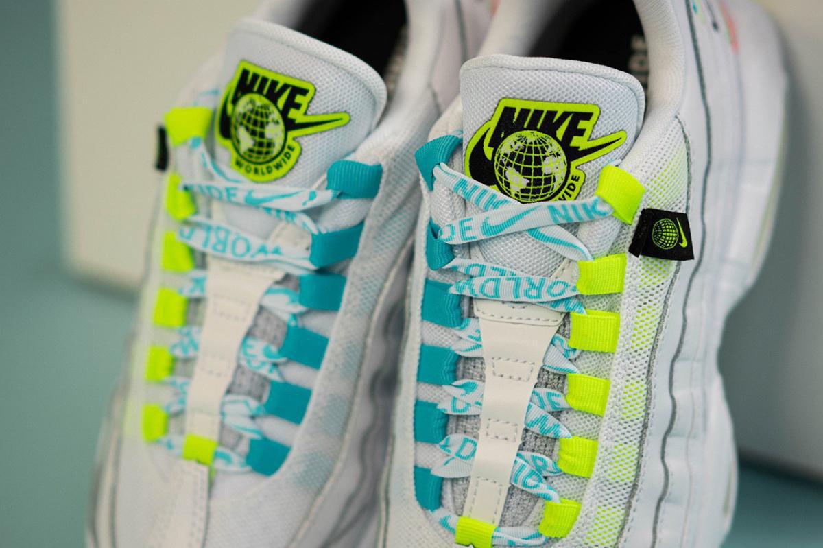 Mini Swooshes et couleurs vives pour la collection "Worldwide Pack" Mini Swooshes et couleurs vives pour la collection "Worldwide Pack"