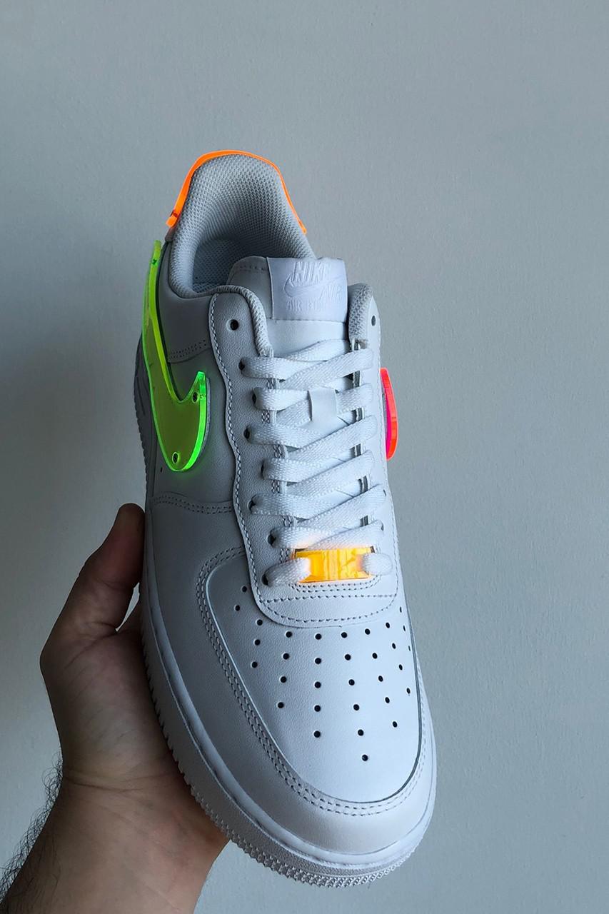 TBD retravaille l'Air Force 1 avec de l'acrylique thermoformé au néon