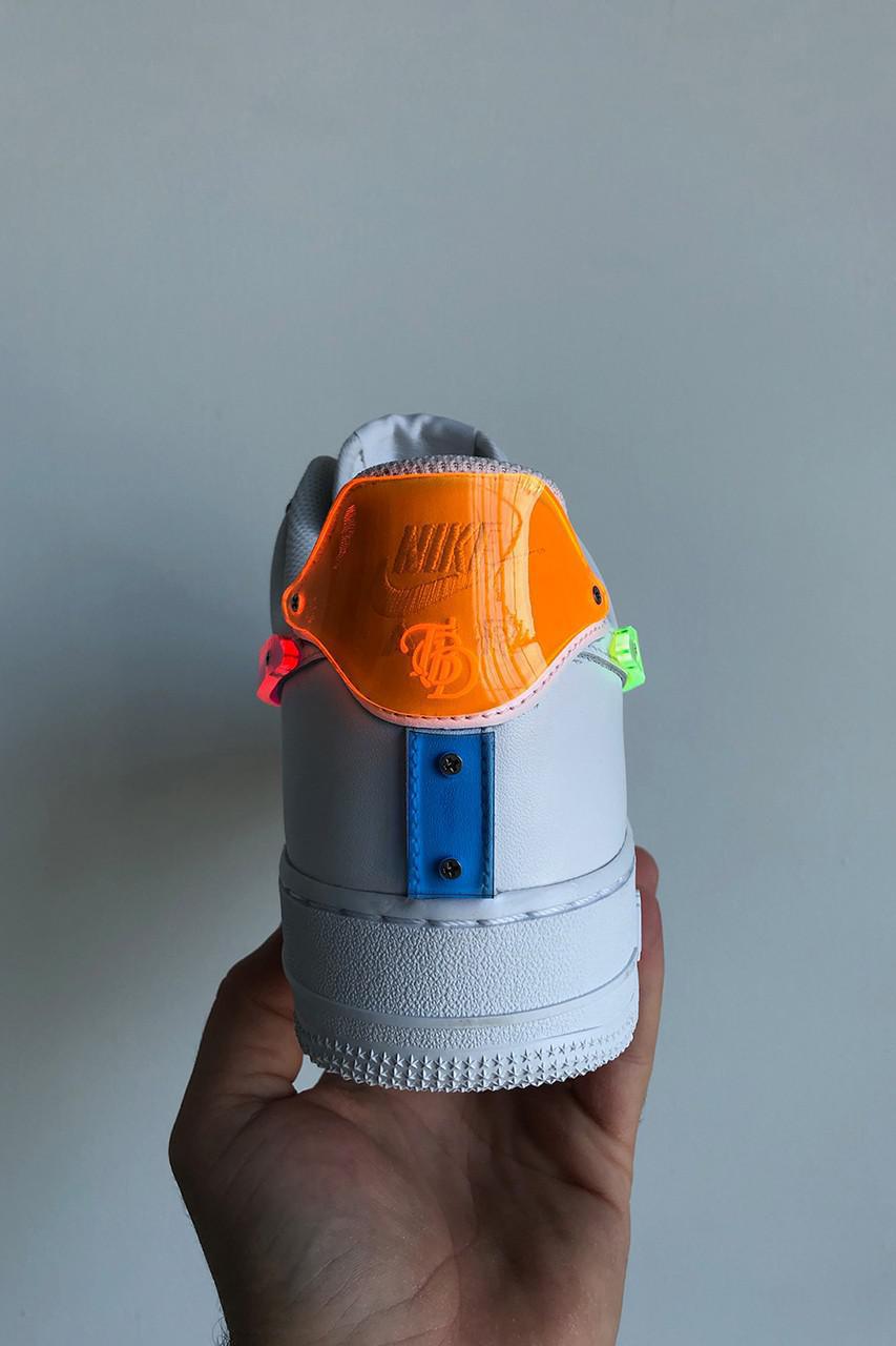 TBD retravaille l'Air Force 1 avec de l'acrylique thermoformé au néon TBD retravaille l'Air Force 1 avec de l'acrylique thermoformé au néon