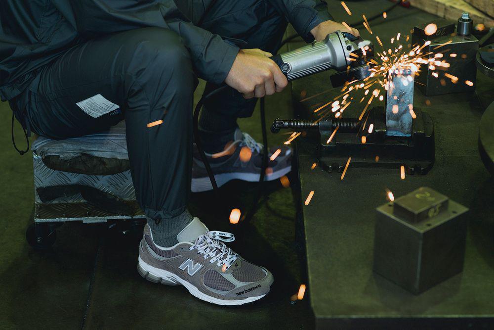 INVINCIBLE et N.HOOLYWOOD pour une New Balance 2002R