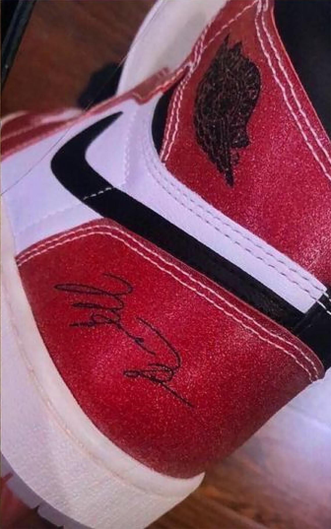 Premier regard sur la Trophy Room x Air Jordan 1 Retro High OG SP