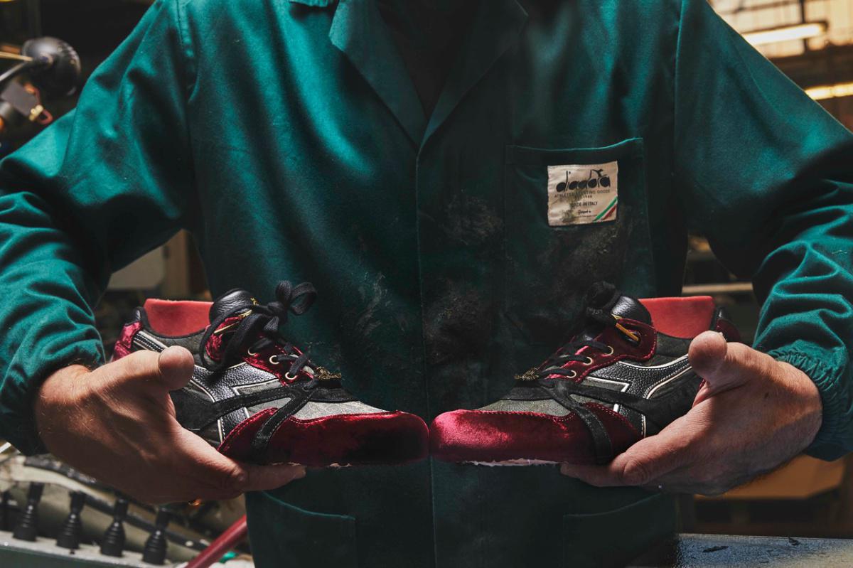 24 Kilates et un Sabotage livrent une Diadora N.9000 de luxe en velours rouge "In Vino Veritas" 24 Kilates et un Sabotage livrent une Diadora N.9000 de luxe en velours rouge "In Vino Veritas"