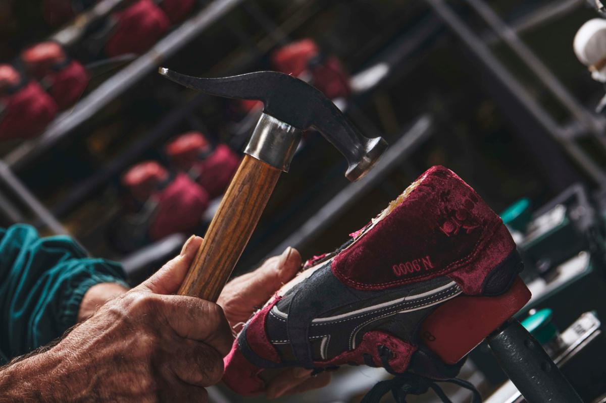 24 Kilates et un Sabotage livrent une Diadora N.9000 de luxe en velours rouge "In Vino Veritas" 24 Kilates et un Sabotage livrent une Diadora N.9000 de luxe en velours rouge "In Vino Veritas"