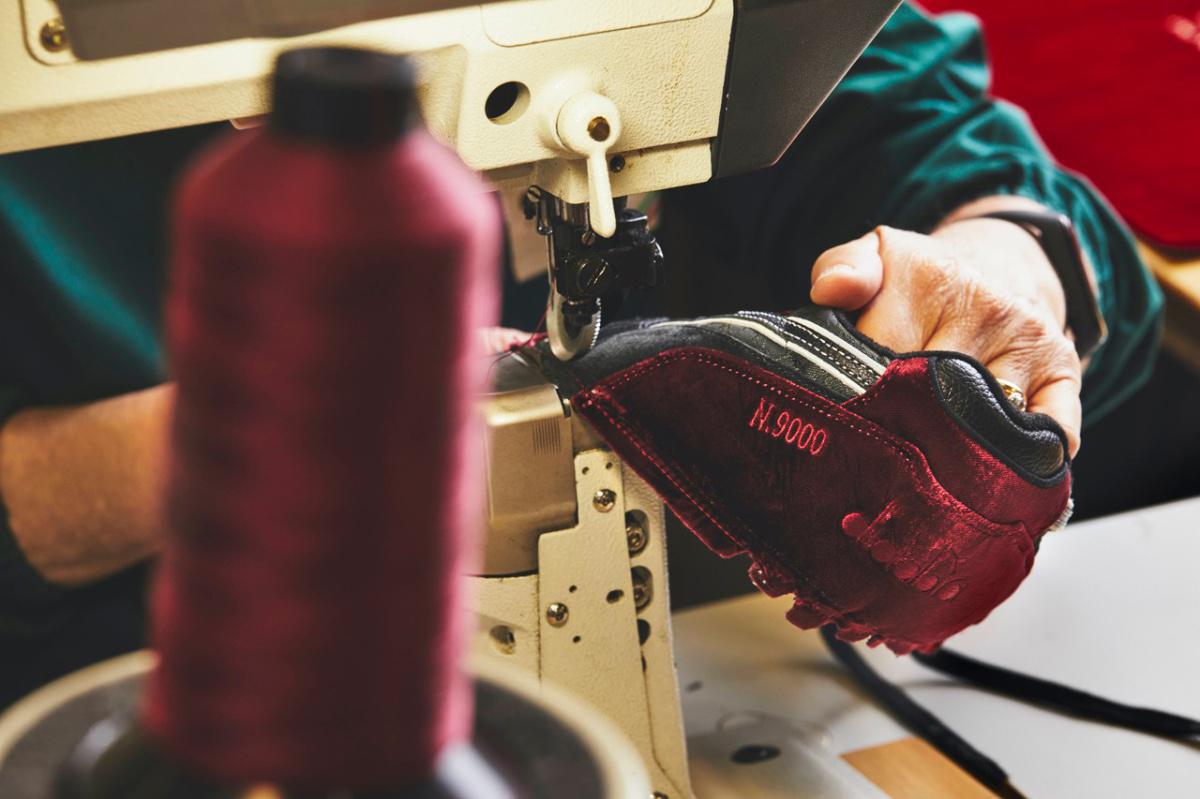 24 Kilates et un Sabotage livrent une Diadora N.9000 de luxe en velours rouge "In Vino Veritas"