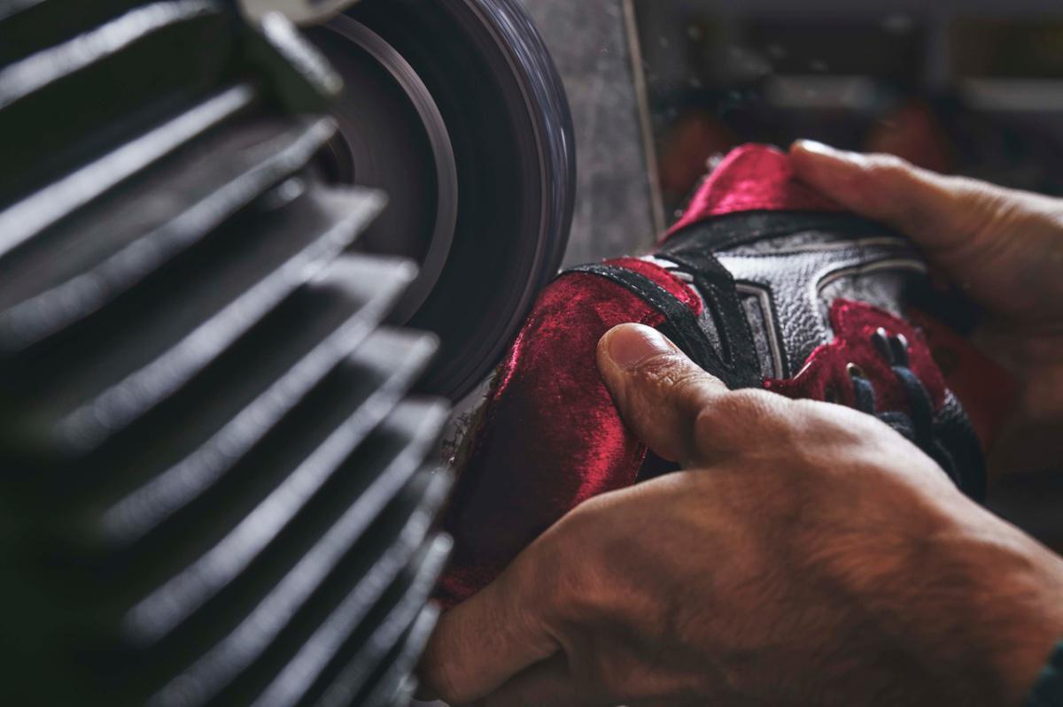 24 Kilates et un Sabotage livrent une Diadora N.9000 de luxe en velours rouge "In Vino Veritas" 24 Kilates et un Sabotage livrent une Diadora N.9000 de luxe en velours rouge "In Vino Veritas"