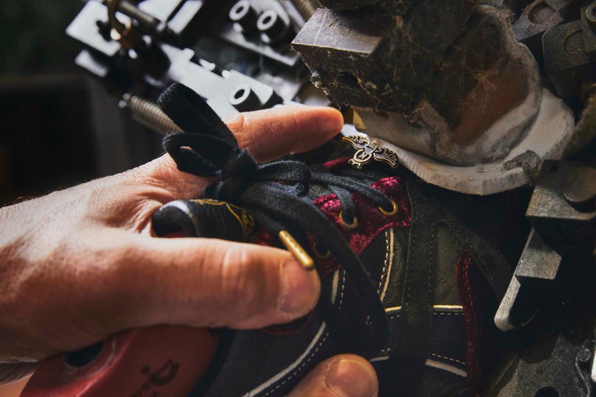 24 Kilates et un Sabotage livrent une Diadora N.9000 de luxe en velours rouge "In Vino Veritas"
