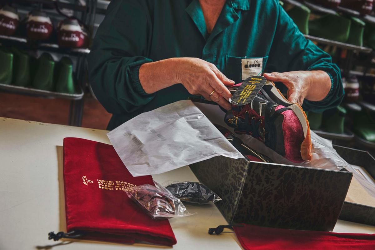 24 Kilates et un Sabotage livrent une Diadora N.9000 de luxe en velours rouge "In Vino Veritas"