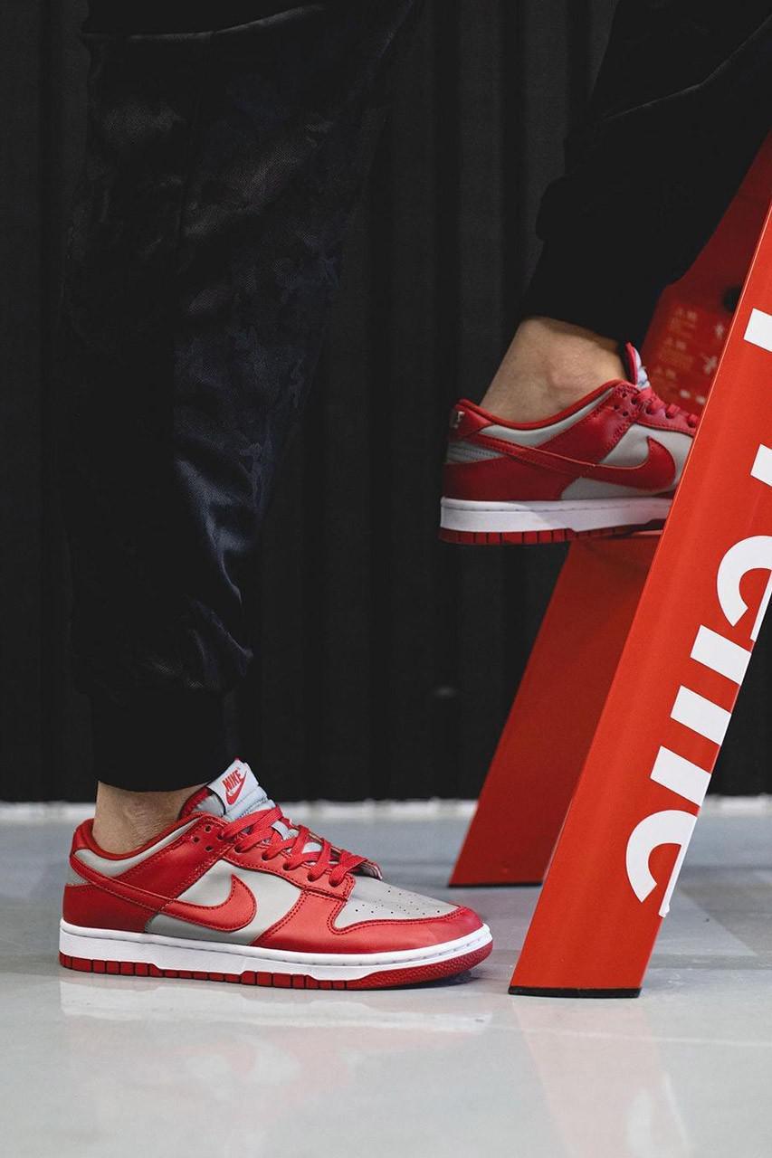 Deux. coloris de Nike Dunk Low 2021 font surface