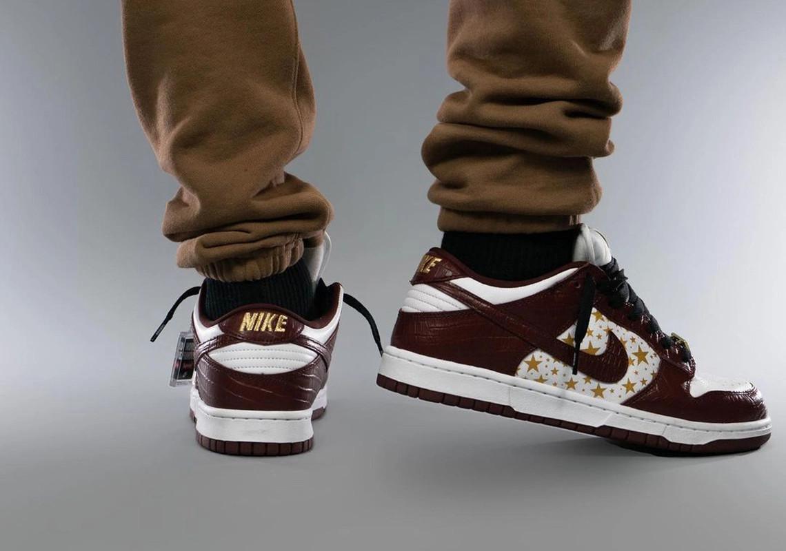 Supreme x Nike SB Dunk Low “Barkroot Brown”