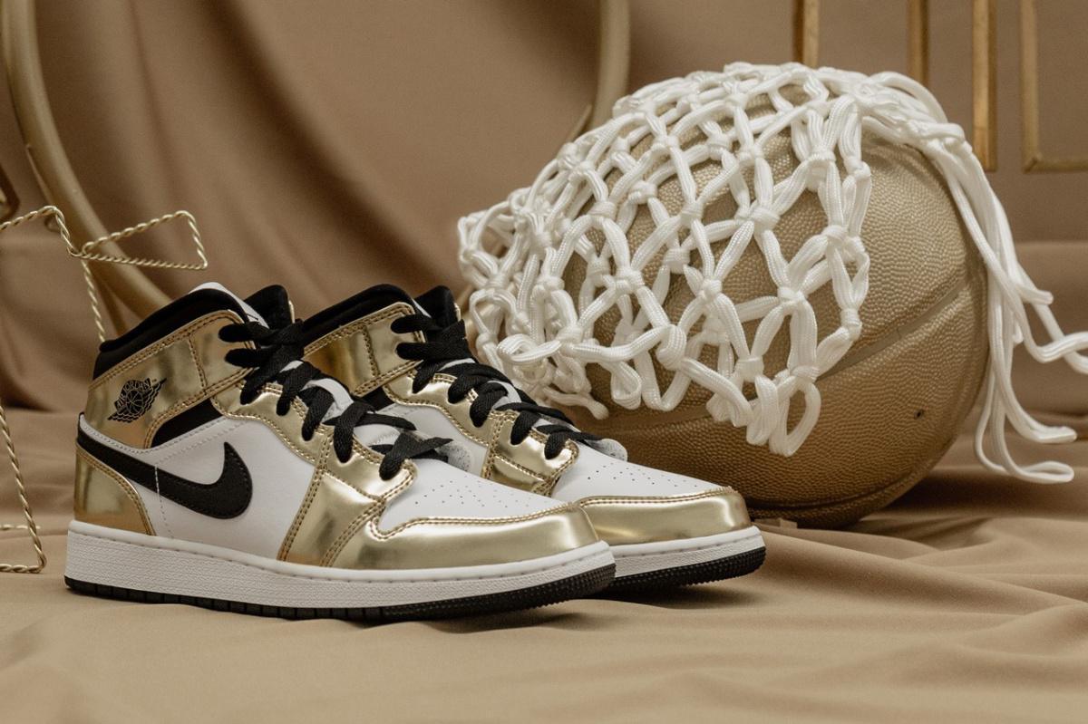 Air Jordan 1 Mid "Metallic Gold" 