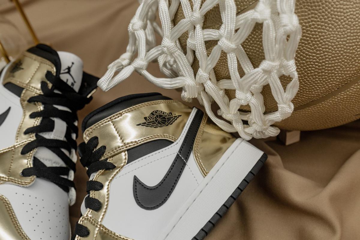 Air Jordan 1 Mid "Metallic Gold" 