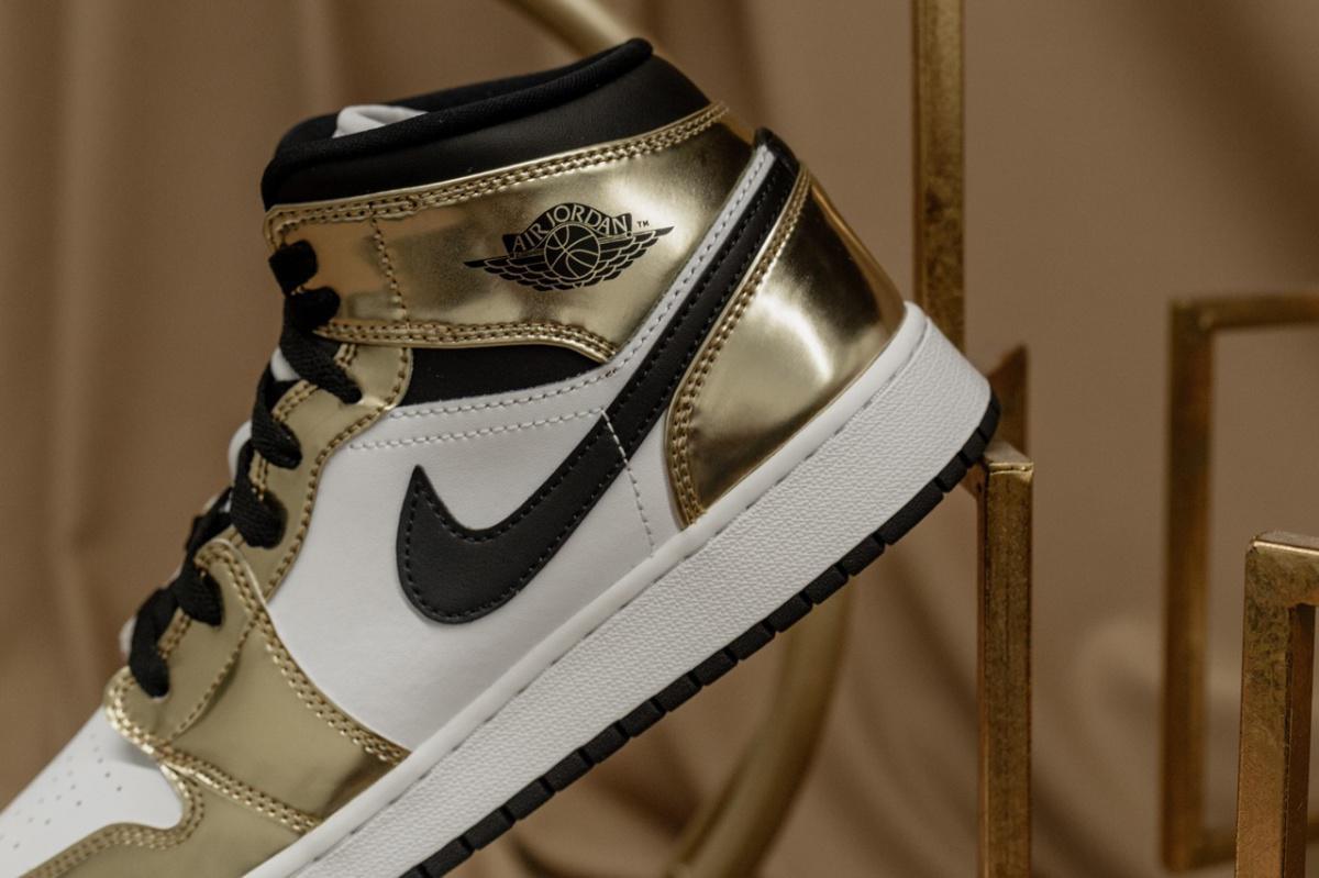 Air Jordan 1 Mid "Metallic Gold" 