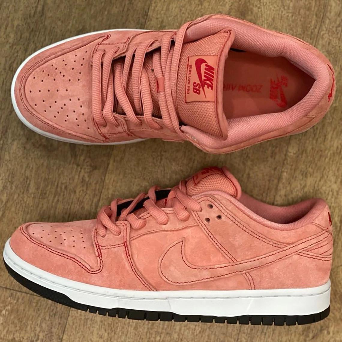 La Nike SB Dunk Low "Pink Pig" de 2021 est inspirée d'une Porsche de course du Mans La Nike SB Dunk Low "Pink Pig" de 2021 est inspirée d'une Porsche de course du Mans