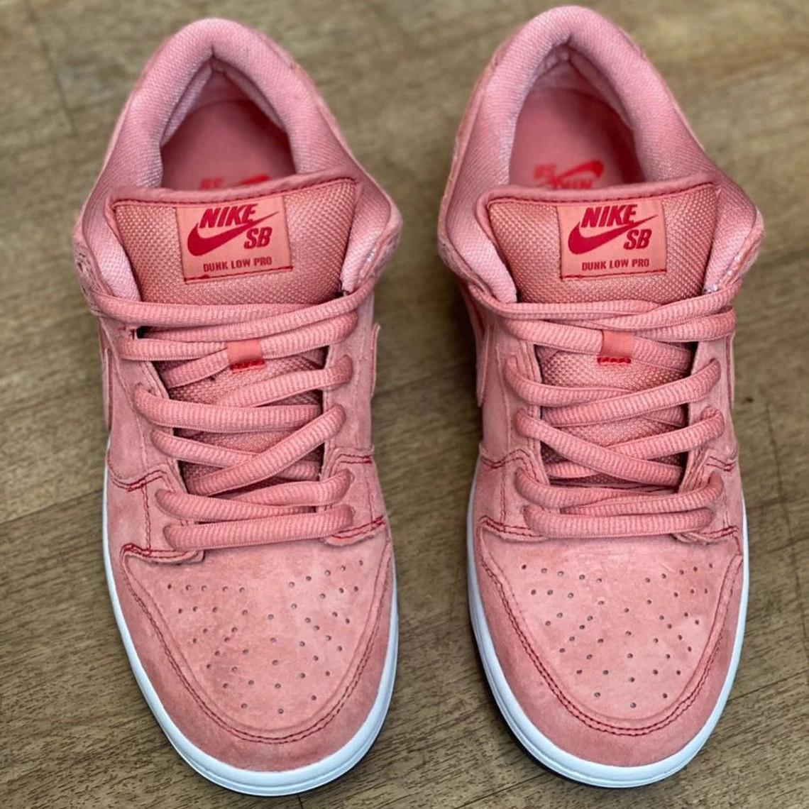 La Nike SB Dunk Low "Pink Pig" de 2021 est inspirée d'une Porsche de course du Mans La Nike SB Dunk Low "Pink Pig" de 2021 est inspirée d'une Porsche de course du Mans