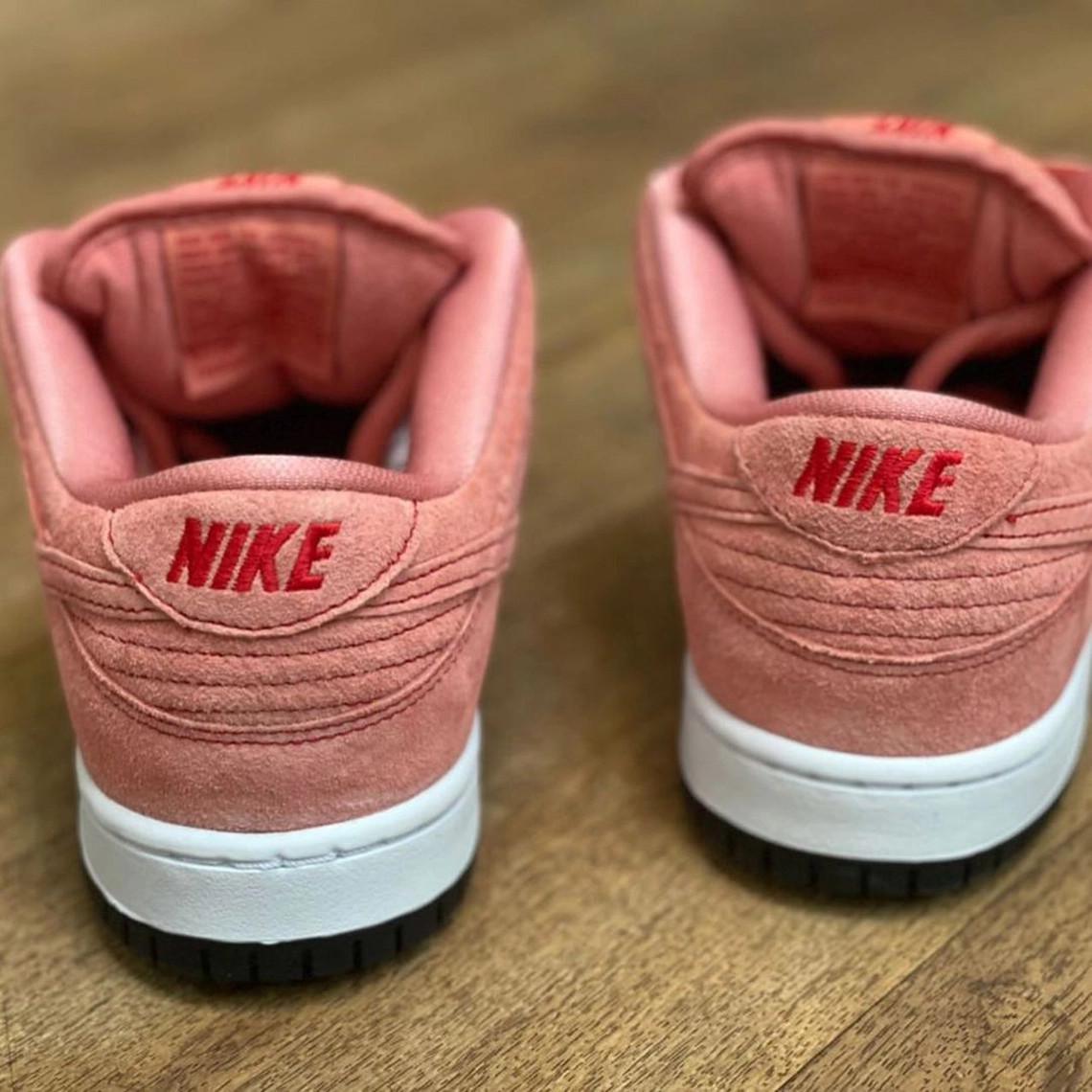 La Nike SB Dunk Low "Pink Pig" de 2021 est inspirée d'une Porsche de course du Mans