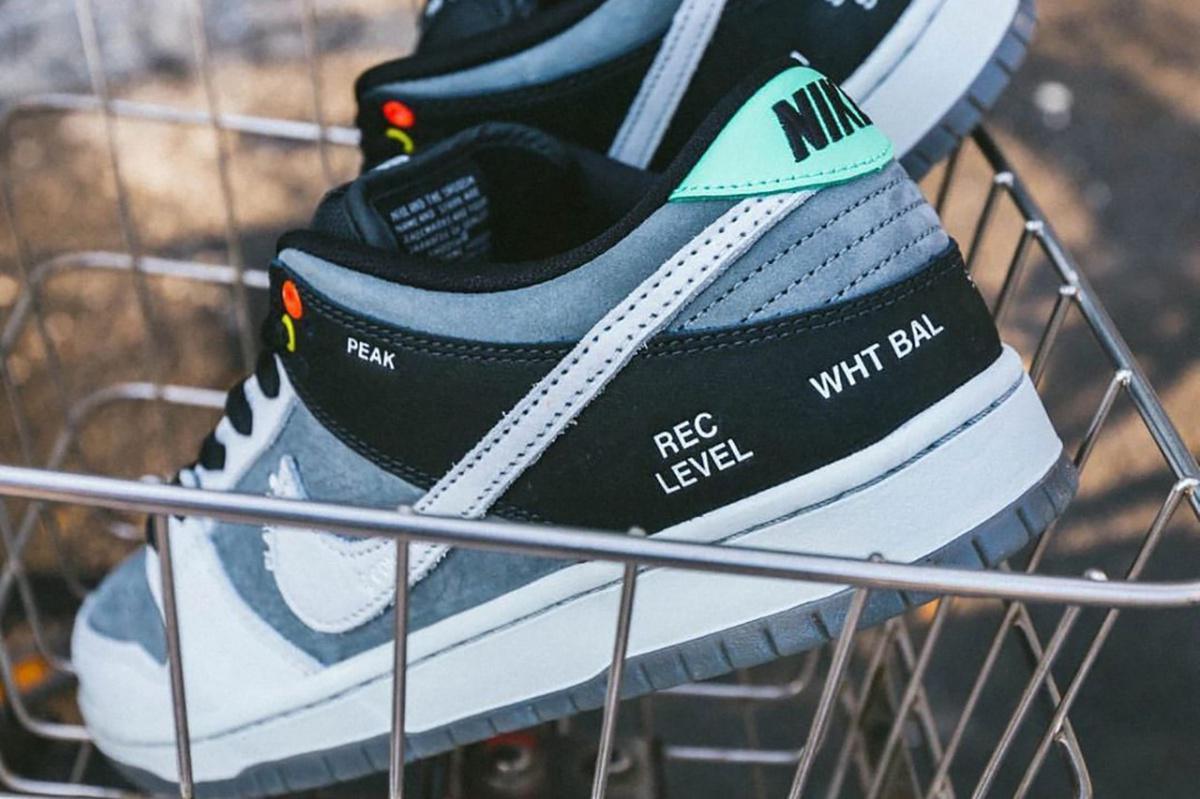 Cette Nike SB Dunk Low est inspirée par le caméscope VX1000 de Sony Cette Nike SB Dunk Low est inspirée par le caméscope VX1000 de Sony