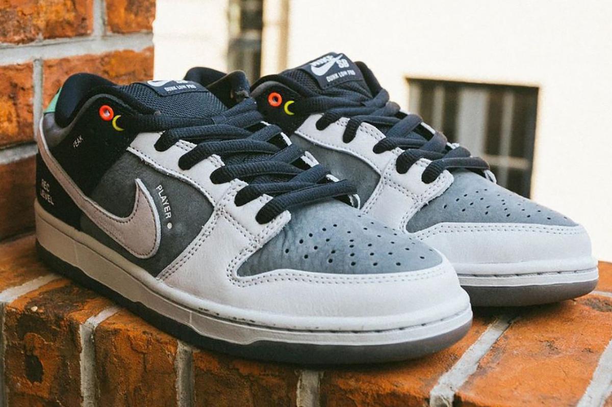 Cette Nike SB Dunk Low est inspirée par le caméscope VX1000 de Sony Cette Nike SB Dunk Low est inspirée par le caméscope VX1000 de Sony