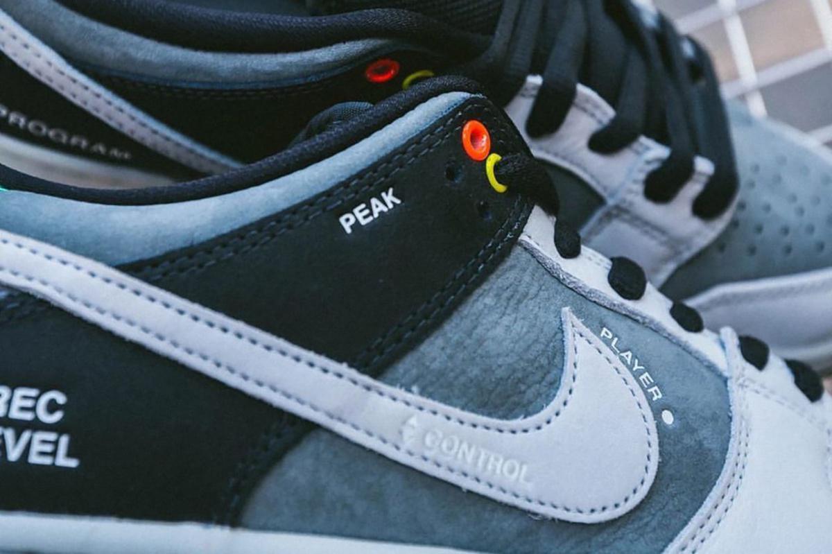 Cette Nike SB Dunk Low est inspirée par le caméscope VX1000 de Sony Cette Nike SB Dunk Low est inspirée par le caméscope VX1000 de Sony