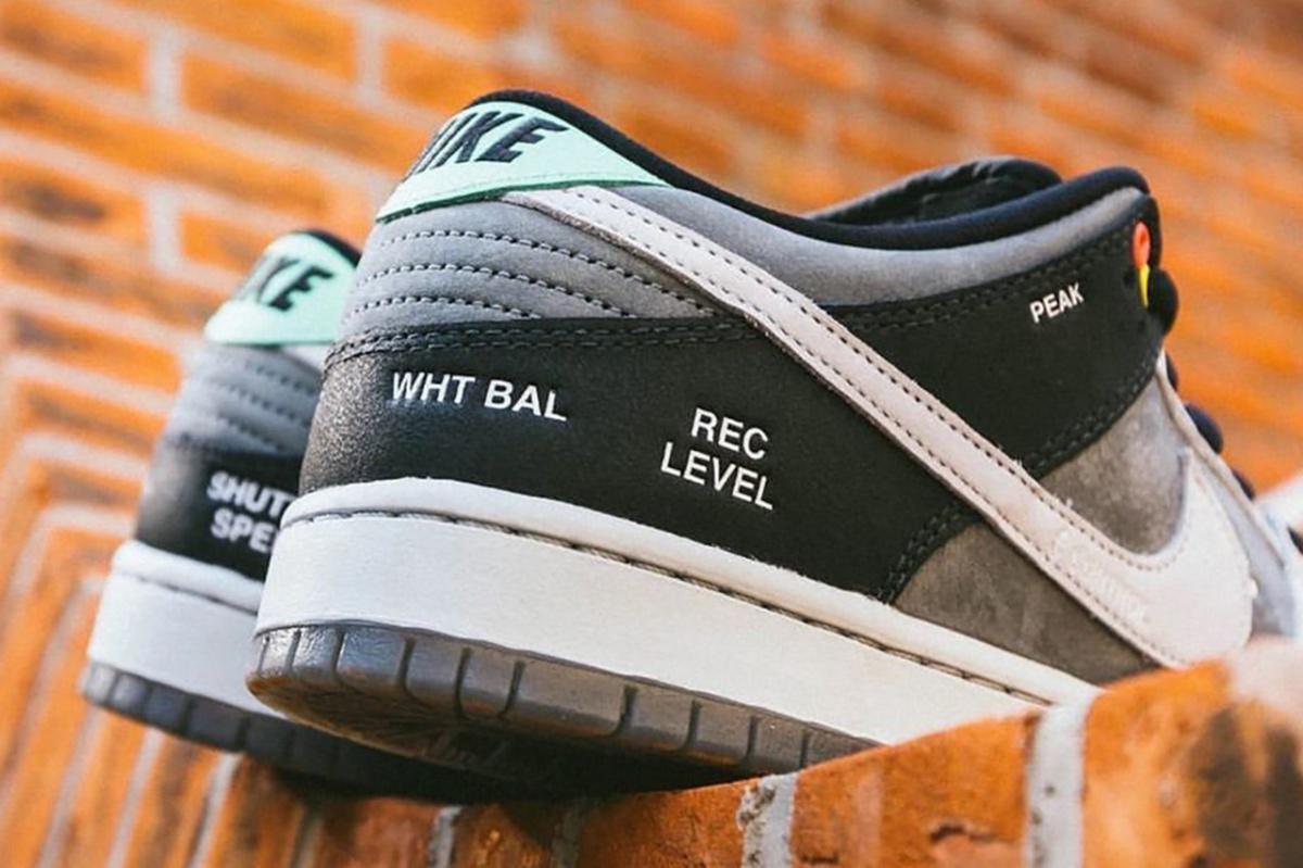 Cette Nike SB Dunk Low est inspirée par le caméscope VX1000 de Sony Cette Nike SB Dunk Low est inspirée par le caméscope VX1000 de Sony
