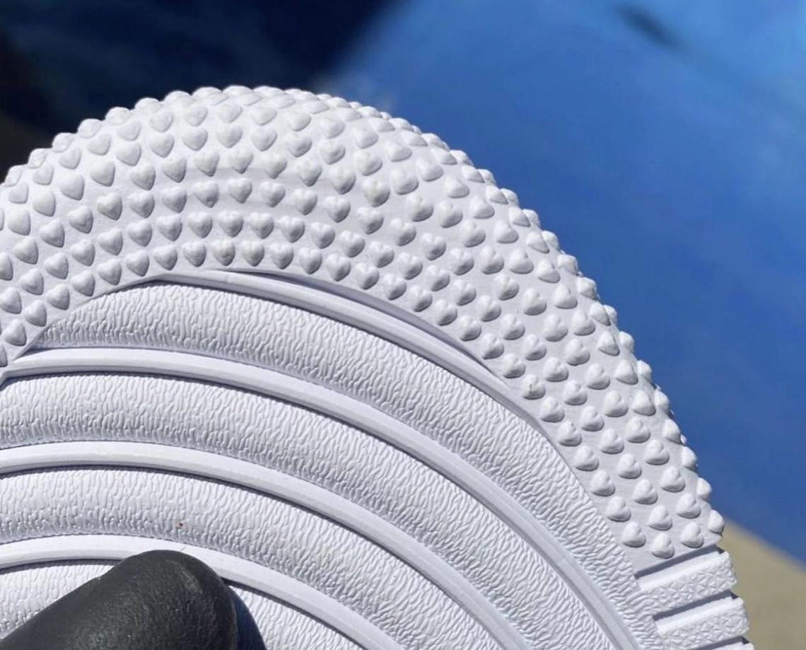 Premier aperçu de l'Air Force 1 Drake x Nike "Certified Lover Boy".